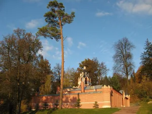 Каменная ограда с тремя башнями и воротами
