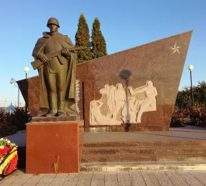 Братская могила 16 советских воинов