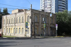 Общественное здание (бывшая школа)