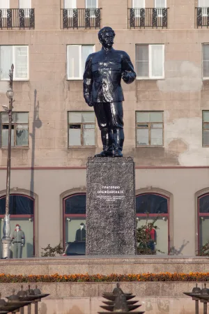 Памятник С. Орджоникидзе
