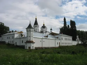Ограда с четырьмя угловыми башнями и воротами