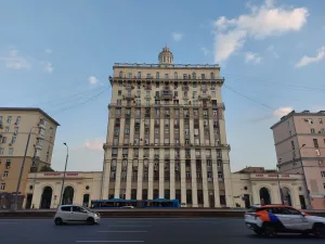 Жилой дом с оградой и кинотеатром «Пионер» (Дорогомилово)