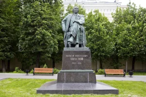 Памятник Алексею Толстому