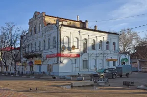 Жилой дом с магазином