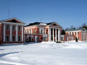 Главный дом с двумя флигелями и галереями-переходами