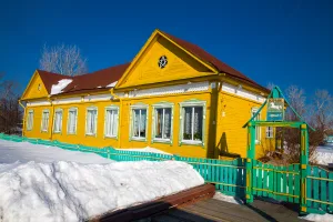 Усадьба с домом бывшего полицейского управления и каталажкой