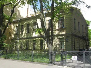 Особняк (с оградой и палисадником)