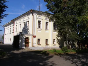 Дом жилой с воротами