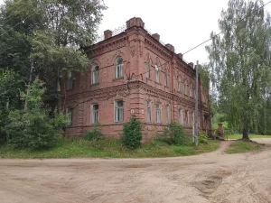 Здание уездной поликлиники — уездная аптека