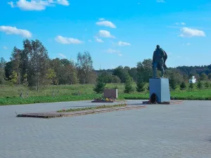 Памятник партизану
