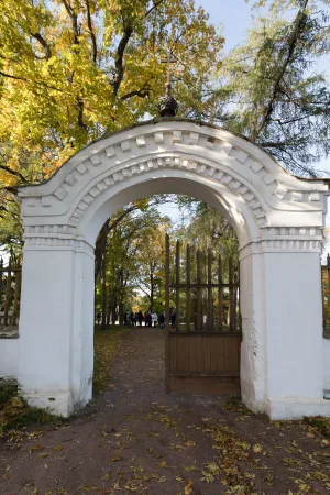 Старое братское кладбище с оградой и башнями
