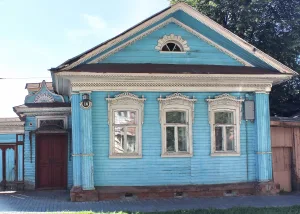 Дом Кузнецова с резными деревянными воротами