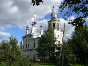 Троицкая церковь с интерьером (Петровское)