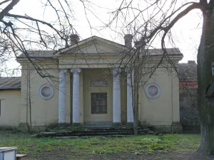 Здание с ионическим портиком