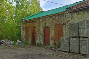 Кирпичное одноэтажное здание
