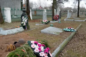 Братская могила советских воинов