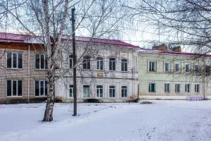 Здание школы, где преподавал Л. А. Хныгин