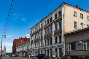 Жилой дом с магазинами
