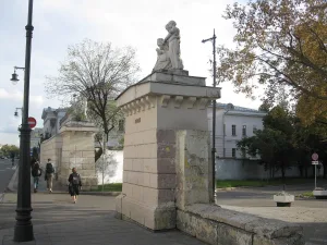 Два пилона ворот с белокаменными скульптурными группами
