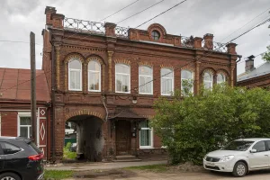 Жилой дом с проездом во двор
