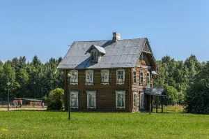 Дворцовые конюшни и жилой дом