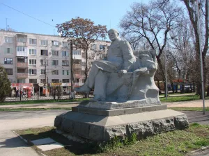 Статуя Ленина у железнодорожного вокзала (Симферополь)