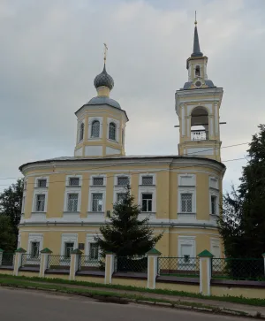 Ограда церкви Преображения с двумя воротами