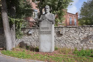 Памятник-бюст А. В. Вишневскому