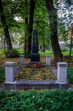 Братская могила советских воинов
