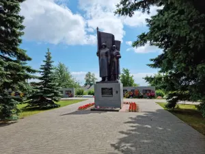 Братская могила советских воинов и партизан