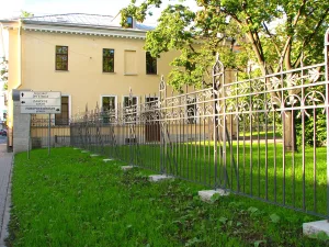 Ограда с двумя каменными воротами