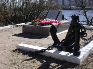 Памятный знак на месте бывшей стоянки эсминца «Строгий»