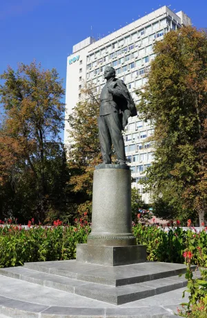 Памятник Володе Ульянову - студенту (Ленину)