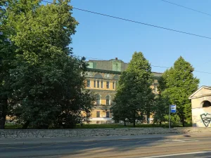 Сад перед главным зданием