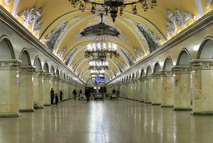 перрон станции метро Комсомольская-Кольцевая