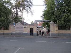Старокирочный переулок 5, Ограда с воротами
