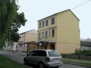 Дом на Октябрьской площади, 3