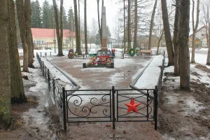 Братская могила советских воинов