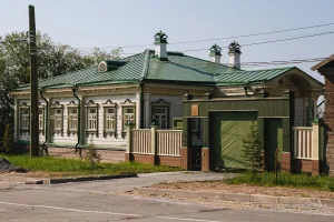 Комплекс городской усадьбы: жилой дом, ворота, амбар