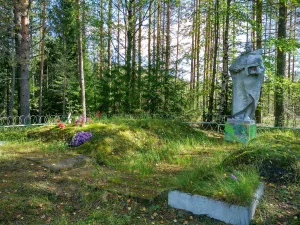 Братская могила советских воинов, погибших в боях с фашистскими захватчиками