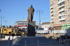 Памятник Ленину на Ярославском вокзале