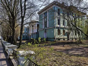 Здание медсанчасти № 1 завода им. М.И. Калинина (с садом и оградой)