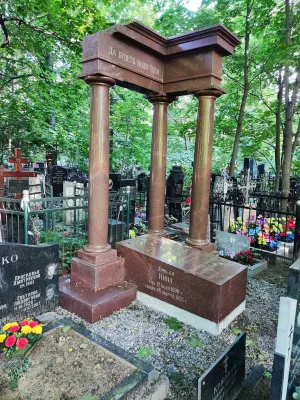 Надгробие на могиле С. П. Петровой и ее дочери Нины
