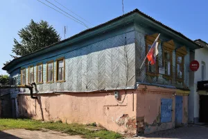 Жилой дом с лавкой