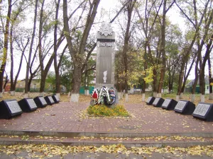 Братская могила советских воинов