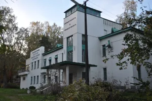Здание старой лаборатории генетики И. П. Павлова