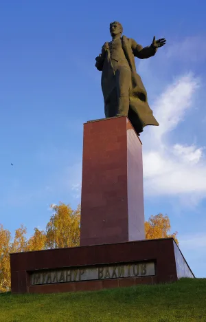 Памятник Муллануру Вахитову