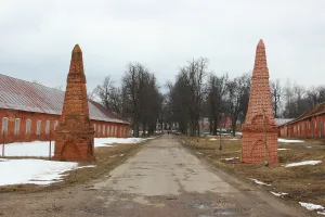 Два обелиска у южного въезда