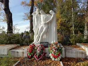 Воинское кладбище (104 советских воинов)