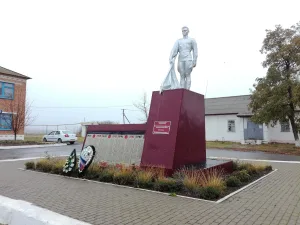 Братская могила 2 советских воинов со скульптурой воина